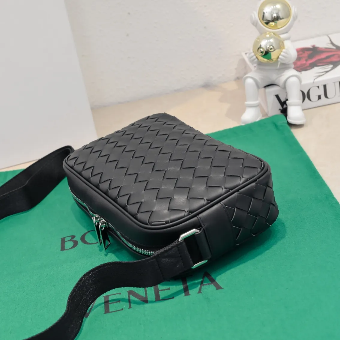 Batch 1480 BV lntrecciato woven leather crossbody bag. The zipper opens and closes, and the space is too large. It meets the daily needs of going out on the street. There are no problems with mobile phones 📱 wallets 👛 power bank 🔋. The weaving process is used, and the texture of the upper body 🔝 is very high-end. Style number: 7100 Size: 25*7.5